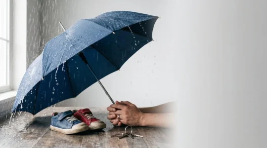 Famille protégée par l'assurance prévoyance face aux imprévus de la vie